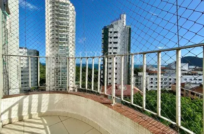 Apartamento no guarujá, astúrias, 2 quartos, sendo 1 suíte e sacada com vista mar - mercuri imóveis - imobiliária no guarujá