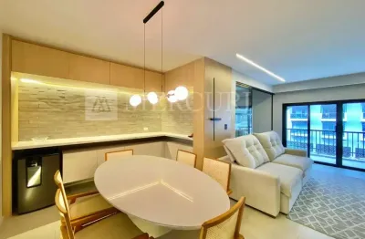 Apartamento no guarujá, pitangueiras, 2 quartos, sendo 2 suítes e sacada com vista urbana - mercuri imóveis - imobiliária no guarujá