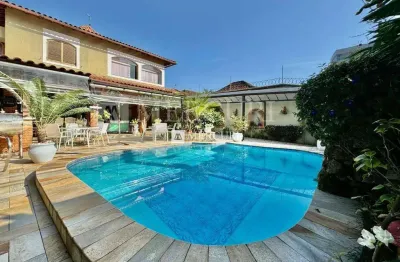 Casa no guarujá, enseada, 4 quartos (2 suítes), piscina e churrasqueira.