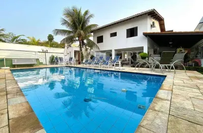 Espaçosa casa com 6 quartos e área de lazer no condomínio jardim acapulco - mercuri imóveis - imobiliária no guarujá