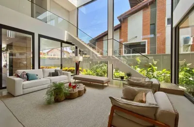 Casa no guarujá, jardim acapulco, condomínio fechado e luxuosa residência com 5 suítes e jacuzzi - mercuri imóveis - imobiliária no guarujá