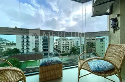 Apartamento no guarujá, enseada, 2 quartos, 1 suíte e sacada - mercuri imóveis - imobiliária no guarujá