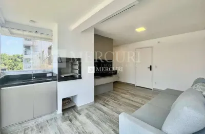 Apartamento no guarujá, astúrias, 2 quartos, sala integrada e varanda gourmet com churrasqueira - mercuri imóveis - imobiliária no guarujá