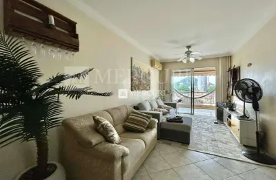 Apartamento no guarujá, enseada, 3 quartos, sala para 2 ambientes e sacada com vista parcial para o mar - mercuri imóveis - imobiliária no guarujá