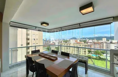 Apartamento com varanda gourmet e vista para o mar na enseada