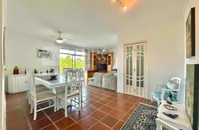 Apartamento no guarujá, enseada, espaçoso, 2 quartos e sacada