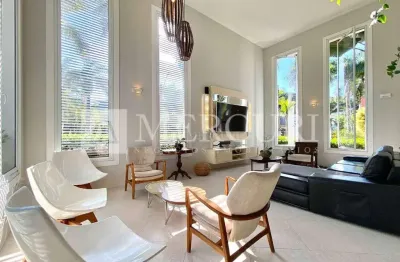 Casa no guarujá, condomínio fechado, amplo espaço de lazer, piscina.