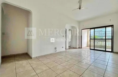 Apartamento no guarujá, enseada, 2 quartos, sala para 2 ambientes e sacada - mercuri imóveis - imobiliária no guarujá