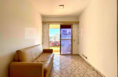 Apartamento no guarujá, enseada, região da unoeste, 2 quartos, sala para 2 ambientes e sacada - mercuri imóveis - imobiliária no guarujá