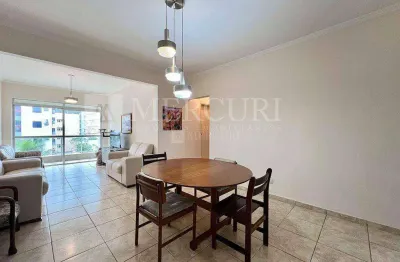 Apartamento no guarujá, enseada, com 2 quartos e sacada com vista parcial para o mar - mercuri imóveis - imobiliária no guarujá