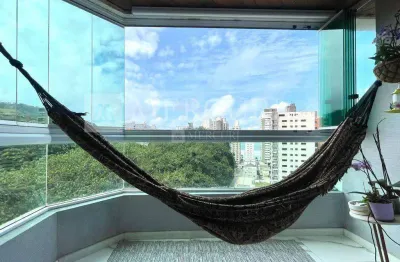 Apartamento no guarujá, astúrias, 3 quartos, sendo 1 suíte, sacada com vista parcial para o mar - mercuri imóveis - imobiliária no guarujá