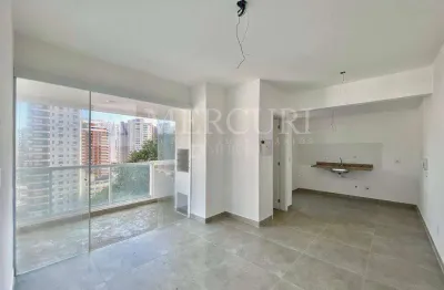 Apartamento no guarujá, astúrias, 2 dormitórios e varanda goumert - mercuri imóveis - imobiliária no guarujá