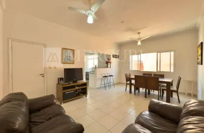 Apartamento no guarujá, enseada, 2 quartos, sendo 1 suíte,  sacada e próximo à praia  - mercuri imóveis - imobiliária no guarujá