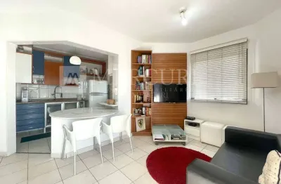 Apartamento no guarujá, astúrias, 2 quartos, sendo 1 suíte, sacada com vista para o mar - mercuri imóveis - imobiliária no guarujá