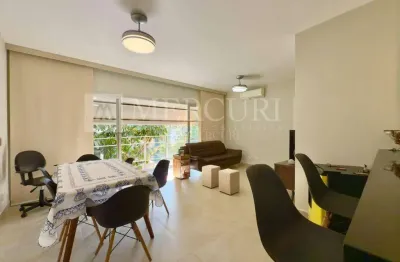 Apartamento no guarujá, enseada, reformado, 3 quartos, sendo 1 suíte, sacada e próximo à praia- mercuri imóveis - imobiliária no guarujá