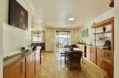 Apartamento no guarujá, pitangueiras, 3 quartos, sendo 1 suíte e sacada com vista parcial para o mar - mercuri imóveis - imobiliária no guarujá