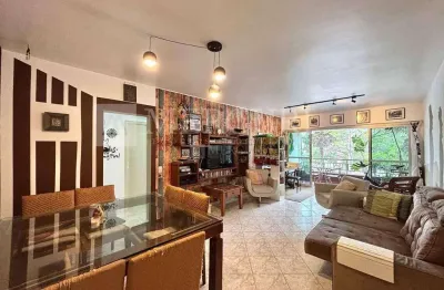 Apartamento no guarujá, enseada, 2 quartos, sendo 1 suíte e sacada com vista urbana - mercuri imóveis - imobiliária no guarujá