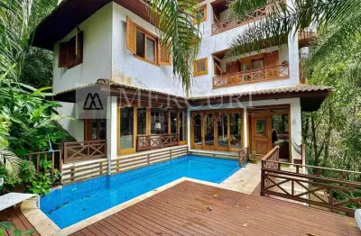 Casa de Alto Padrão no Guarujá, Condomínio Fechado, 5 Suítes e Vista Panorâmica para a Mata - Mercuri Imóveis - Imobiliária no Guarujá