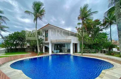 Casa no Guarujá. Enseada, Frente ao Mar, 5 Quartos com Vista Mar, Varanda e Piscina - Mercuri Imóveis - Imobiliária no Guarujá