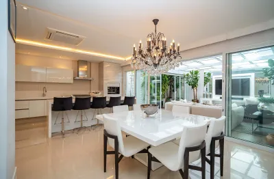 Casa em condomínio fechado com 257 m² privativos, 3 vagas livres, alto padrão e jardim.
