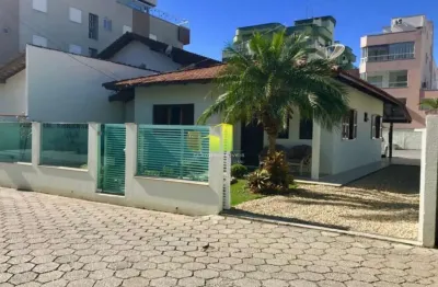 Casa com 3 quartos para alugar na Rua Bem Te Vi, 203, Centro, Bombinhas