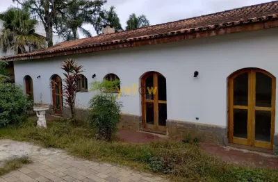 Casa em condomínio fechado em arujazinho i com 350m² de área útil - venda por r$1.350.000,00. perfeita para quem deseja fazer retrofit.
