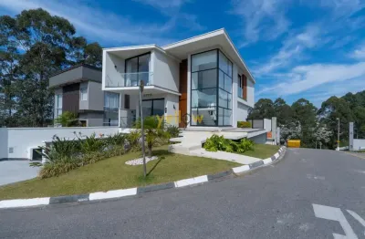 Casa luxuosa em arujá: 4 suítes em condomínio fechado