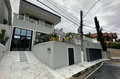 Casa luxuosa em arujázinho iv: 4 suítes e 8 banheiros