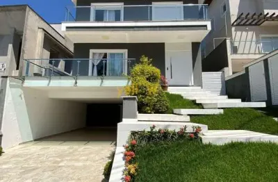 Casa luxuosa em condomínio em arujá: 3 suítes e 300m²