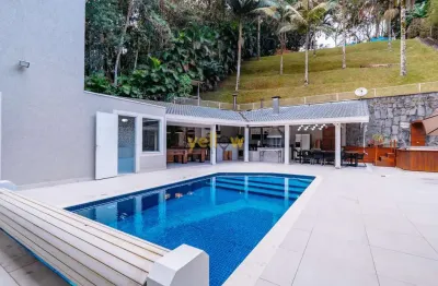 Casa em condomínio fechado em arujá, 5 suítes, 493m² à venda