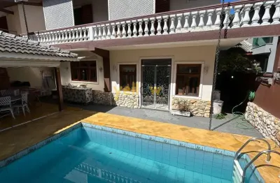 Casa no condominio v em arujá: 3 suítes, 245m² por r$2.000.000