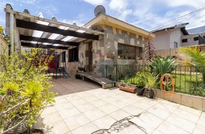 Casa térrea com casa auxiliar à venda, 300 m² de terreno, 4 quartos, 1 suíte, 5 vagas e 3 banheiros, em pirituba/ vila zat, zn de são paulo.