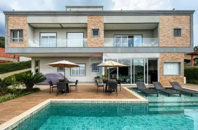 Luxuosa residência com 5 suítes, lazer completo e conforto incomparável