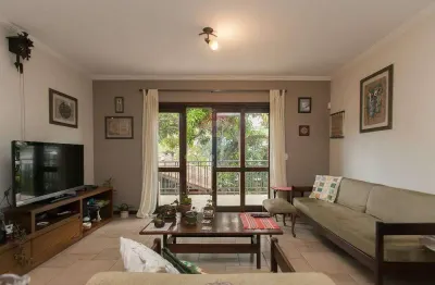 Sobrado moderno e espaçoso com 2 suítes e varanda – próximo ao horto florestal
