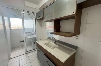 Alugue este apartamento  com 2 dormitórios, sacada e uma vaga veículo.
