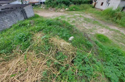 Terreno plano à venda a poucos metros da praia da enseada com 1.639 m² de área de terreno em zona mista. ótima localização!!