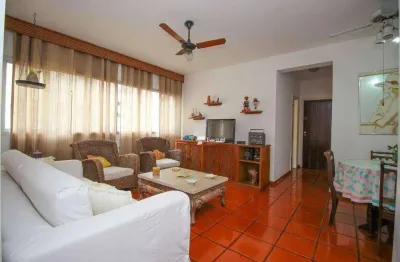 Apartamento localizado à 1 quadra do mar no centro do guarujá na praia das pitangueiras.