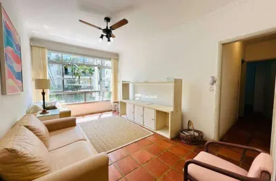 Apartamento localizado à 2 quadras do mar na praia da enseada no guarujá.