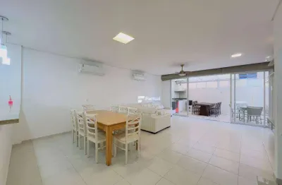 Casa à vendo no Ocean Place localizado apenas 1 quadra do mar na Praia da Enseada no Guarujá.