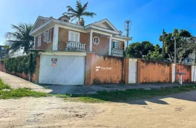 Casa à venda com piscina, churrasqueira, localizada na Praia da Enseada no Guarujá.