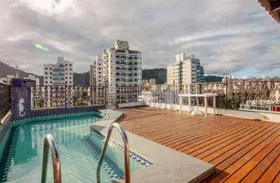 Cobertura triplex na praia da Enseada na região dos Hotéis do Guarujá e a 200m da praia!