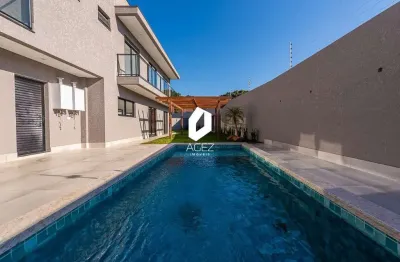 Casa nova com 04 amplas suítes, terreno amplo com piscina e 04 vagas de garagem!