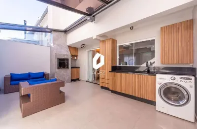 Sobrado em condomínio 03 quartos 01 suíte com hidro 02 vagas - xaxim.