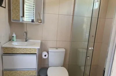 Casa toda murada com amplo estacionamento e uma edícula no fundo