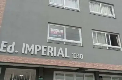 Apartamento de 2 dormitórios, sendo 1 suíte, elevador, e box fechado, no centro