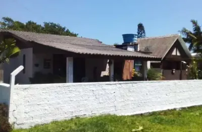 Casa de 3 dormitórios, sendo 1 suíte, mais chalé de 1 dormitório, piscina; no ce