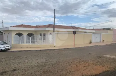 Casa térrea à venda com 3 quartos, sendo 1 suíte,  em jardim hikari, são carlos - sp
