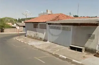 Casa à venda com 3 quartos, sendo 2 suítes,  no centro, ibaté - sp