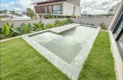 Linda casa em condomínio fechado com 392m²  4 suítes com piscina