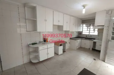 Sobrado 3 quartos 2 vagas cozinha com armarios planejados quintal facil acesso ao metro fl55